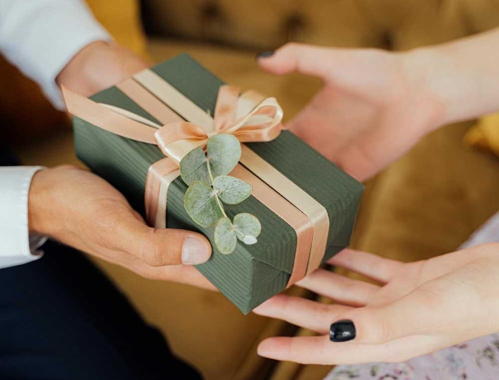 Helping with advice on gifting - Receiving a Gift